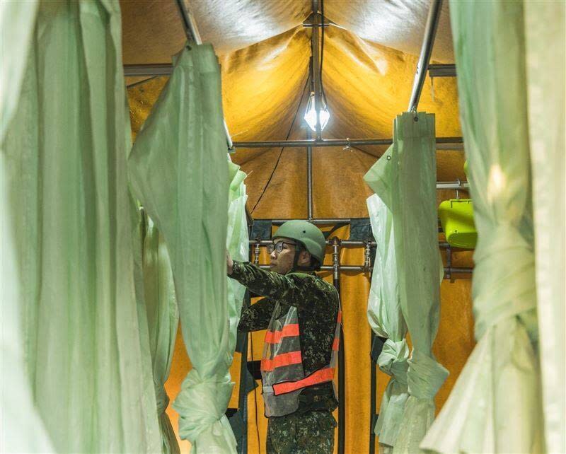 陸軍化學兵連與陸軍2支部在花蓮災區開設沐浴站，提供民眾與救災人員沐浴清潔。軍聞社