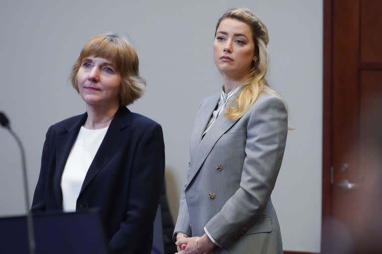 La actriz Amber Heard con su abogada Elaine Bredehoft en la sala del tribunal del circuito del condado de Fairfax, Virginia, el lunes 27 de mayo de 2022