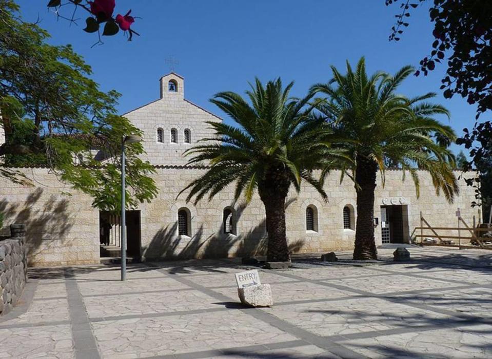 Iglesia de la Multiplicación de los Panes y los Peces, situada en el Tabgha, a orillas del mar de Galilea, es una construcción moderna del 1980, diseñada por los arquitectos alemanes Anton Colonia Georgen y Baumann.