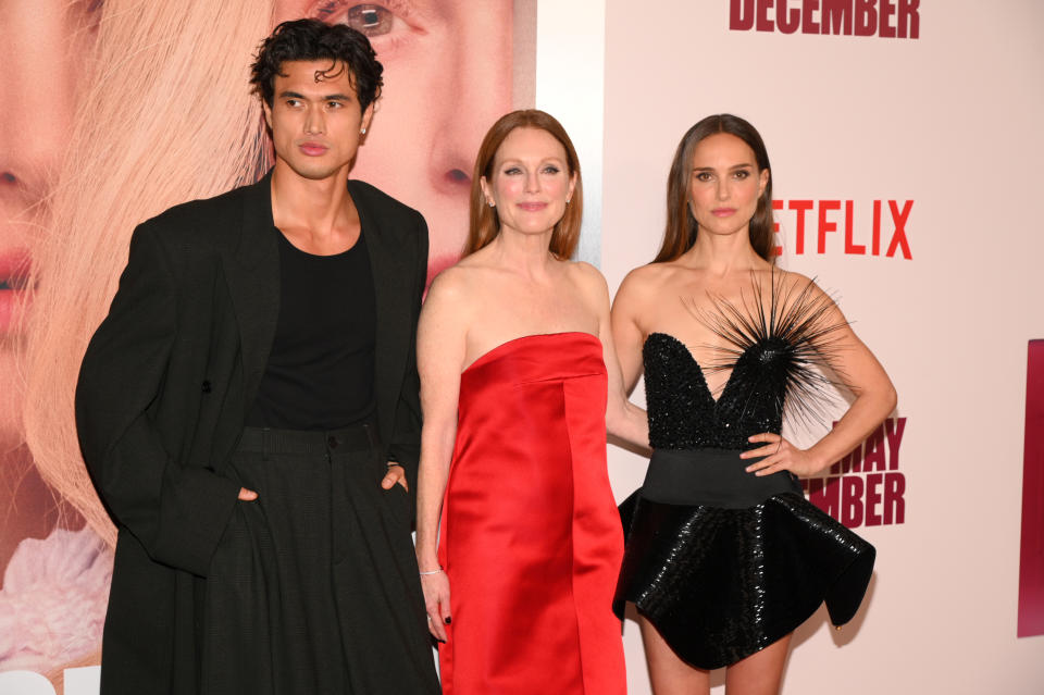 Charles Melton con sus compañeros de 'Secretos de un escándalo', Julianne Moore y Natalie Portman. (Foto de Andrew Toth/WireImage)