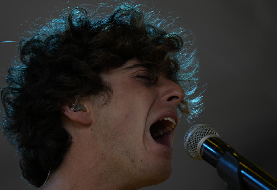 Alvaro Lafuente Calvo, conocido como Guitarricadelafuente, durante su presentación en el festival Vive Latino en la Ciudad de México el domingo 19 de marzo de 2023. (Foto AP/Fernando Llano)