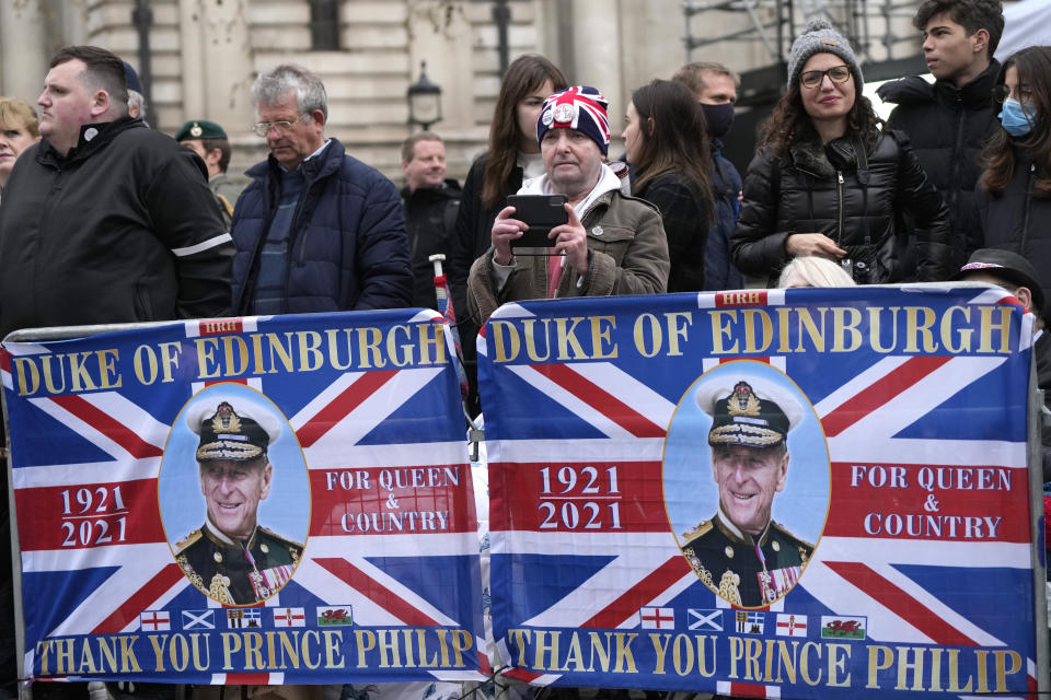 Seguidores de la realeza ven a personas llegar para la misa de acción de gracias en memoria del fallecido príncipe Felipe, duque de Edimburgo, en la Abadía de Westminster el 29 de marzo de 2022. (Foto AP/Frank Augstein)