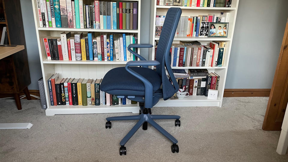 A side shot of the Verve chair against a book shelf.