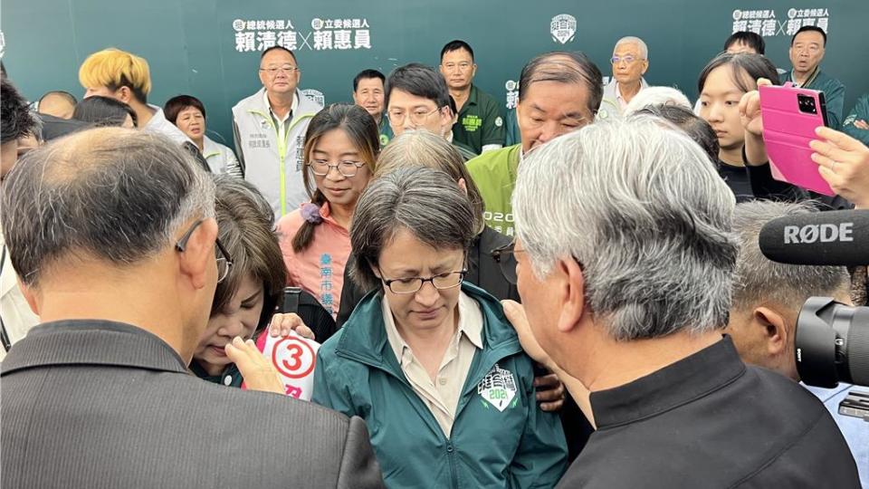 「戰貓」民進黨副總統候選人蕭美琴（中）10日上午到台南新營車掃，出發前多位牧師圍在蕭美琴身邊為她祈禱祝福。（張毓翎攝）