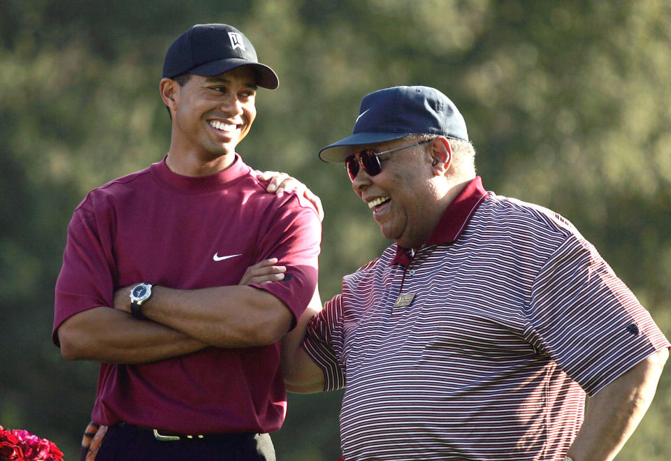 Tiger y Earl Woods en 2004. (Doug Benc/Getty Images)