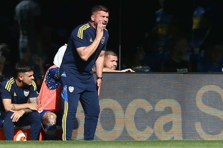 Mariano Herrón, dirigiendo a Boca en la victoria ante Newell's por 1-0