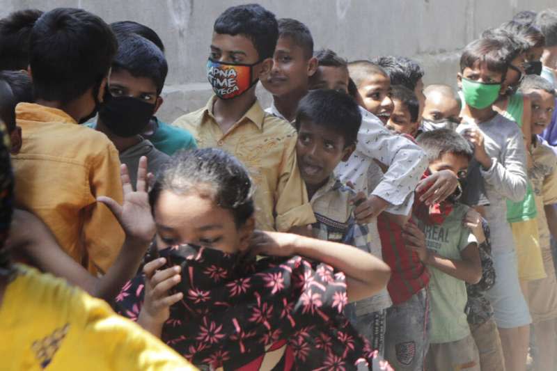 新冠肺炎（武漢肺炎）疫情衝擊印度，實施全國封鎖措施，窮人大受衝擊。圖為等待領取糧食補給的人們。（AP）