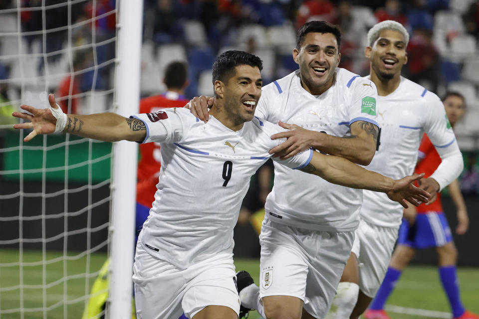 Uruguay's Luis Suarez (L) celebrates with teammates after scoring against Chile during their South American qualification football match for the FIFA World Cup Qatar 2022 at the San Carlos de Apoquindo Stadium in Santiago on March 29, 2022. (Photo by Alberto Valdes / POOL / AFP) (Photo by ALBERTO VALDES/POOL/AFP via Getty Images)