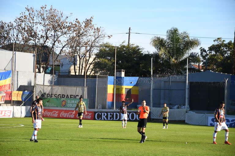 El ascenso homenajeó a Maradona a 35 años del mejor gol de la historia del fútbol argentino; en este caso, en Colegiales vs. Flandria.