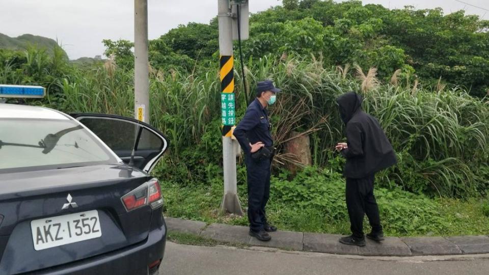 警方到達現場後，蒙面男子不僅不配合警方盤查，還怒罵警方三字經。（圖／瑞芳分局提供）