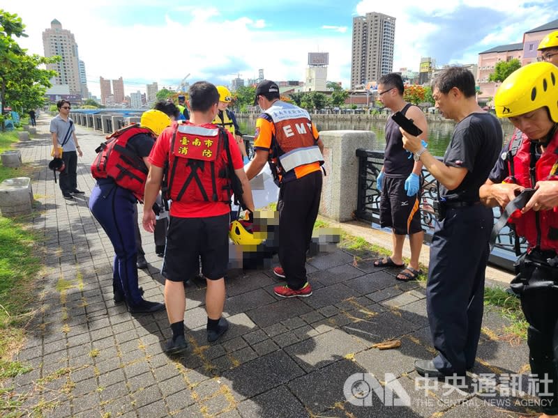 台南市安平運河25日發現一具浮屍，消防人員趕往打撈 上岸，身分及死因待查。（中央社）