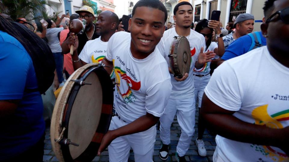 Un músico toca un pandero en las Fiestas de la Calle San Sebastián en enero de 2023.