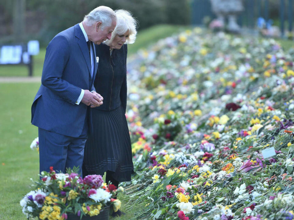 Prinz Charles und Herzogin Camilla in den Gärten von Marlborough House in London. (Bild: imago images/i Images)