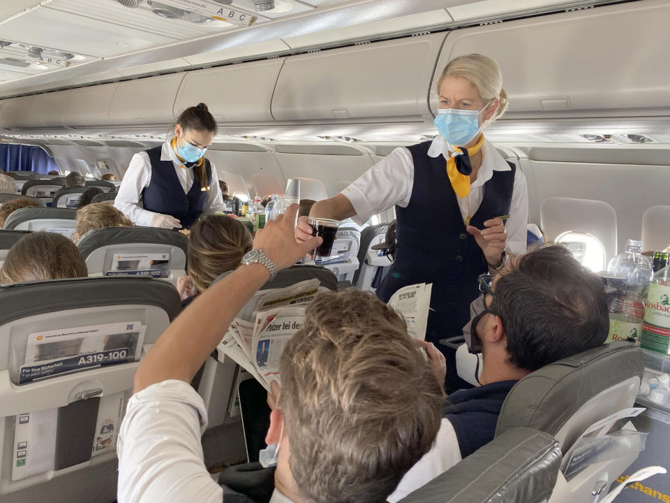 Nach wie vor herrscht Maskenpflicht an Bord von Lufthansa-Flugzeugen. Sie wird dort jedoch nicht mehr in aller Strenge von den Flugbegleitern durchgesetzt, sollten sich Gäste weigern. - Copyright: picture alliance / Sven Simon / Frank Hoermann/Pool