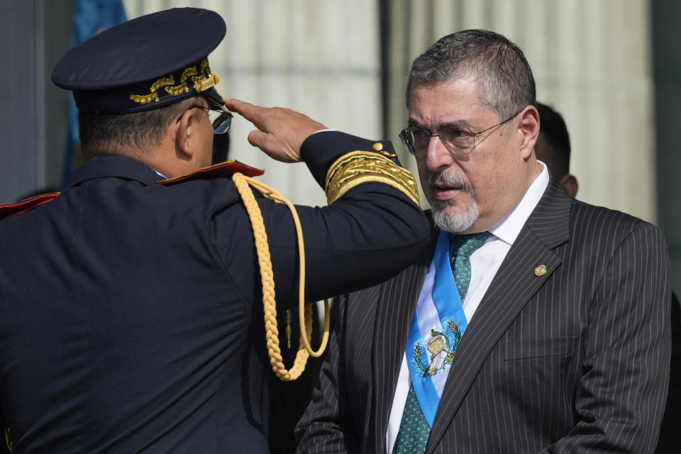 El general del Ejército Henry Sáenz saluda al nuevo presidente Bernardo Arévalo en reconocimiento como nuevo comandante de las Fuerzas Armadas en un acto oficial en la plaza de la Constitución en Ciudad de Guatemala, el lunes 15 de enero de 2024, la mañana posterior a su investidura. (AP Foto/Moisés Castillo)