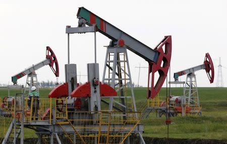 Pump jacks pump oil at an oil field Buzovyazovskoye owned by Bashneft company, north of Ufa, Bashkortostan, Russia, July 11, 2015. REUTERS/Sergei Karpukhin/File Photo