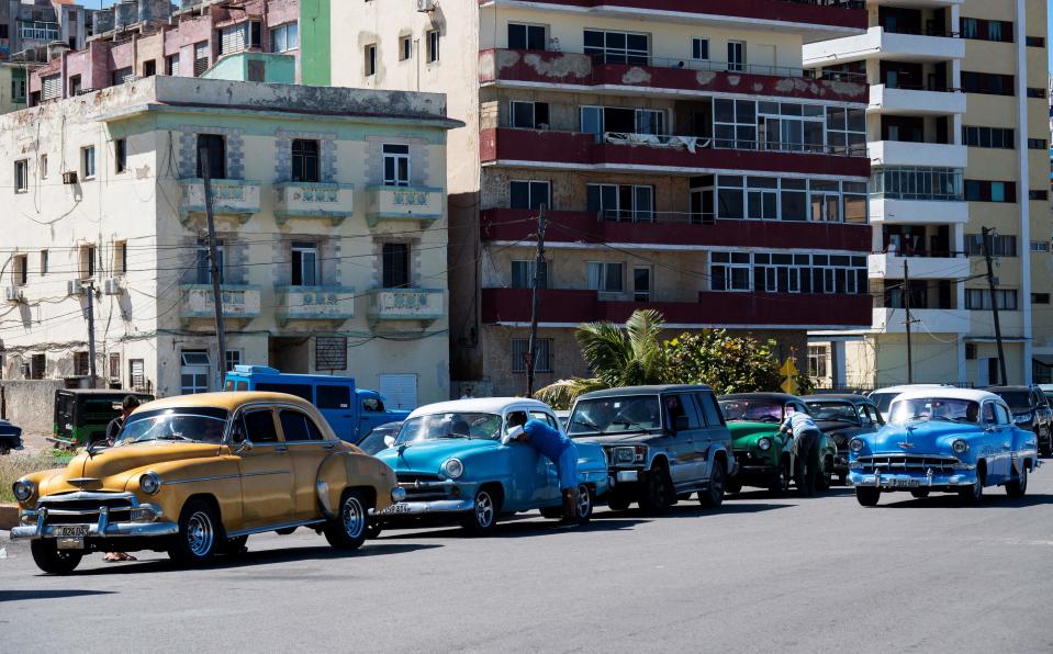 <p>En la actualidad, el parque automovilístico de La Habana sigue dominado por estos coches antiguos convirtiendo las calles de la ciudad en un auténtico museo al aire libre. (Foto: Yamil Lage / AFP / Getty Images).</p> 