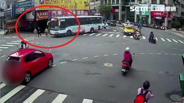 監視器錄下車禍瞬間。（圖／翻攝畫面）