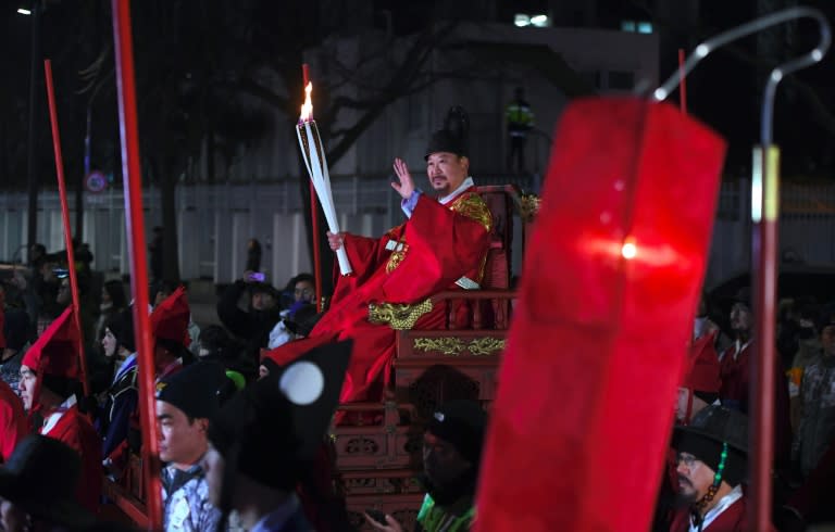 The torch was also taken to the Gyeongbokgung Palace where it was carried in a sedan chair