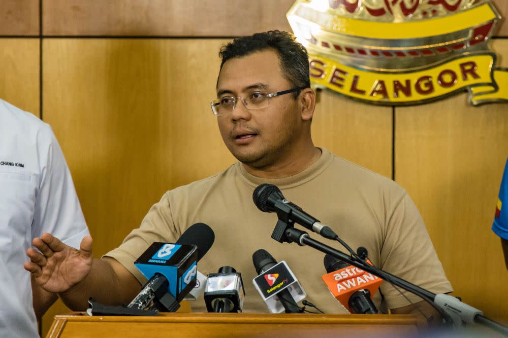Selangor Mentri Besar Datuk Seri Amirudin Shari speaks during a press conference in Shah Alam December 21, 2021. — Picture by Firdaus Latif