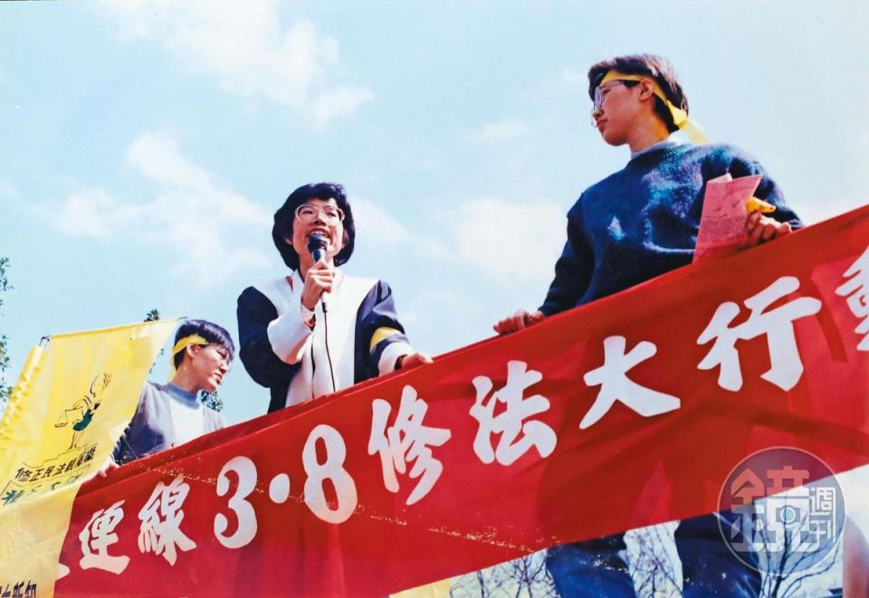 1990年代初期，尤美女（中）以律師、婦女新知董事長身分推動多項性別平等、婦女兒少權益相關法案，圖為婦女新知於3月8日婦女節發起遊行。（尤美女提供）