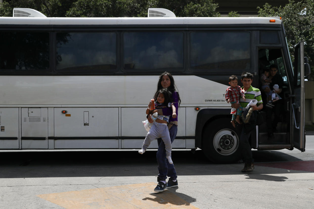 Undocumented immigrant families are released from detention at a bus depot in McAllen, Texas, U.S., July 3, 2018. (Photo: Loren Elliott / Reuters)