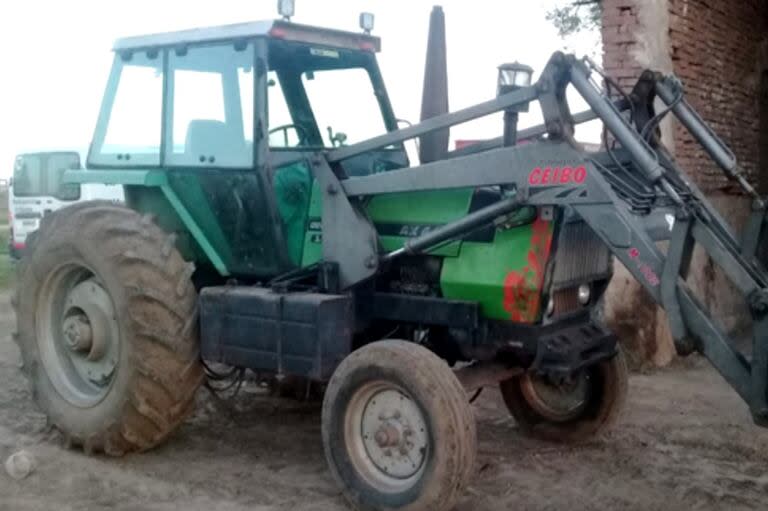 El tractor debajo del cual cayó la muchacha de 23 años mientras asistía a su padre con labores agrícolas