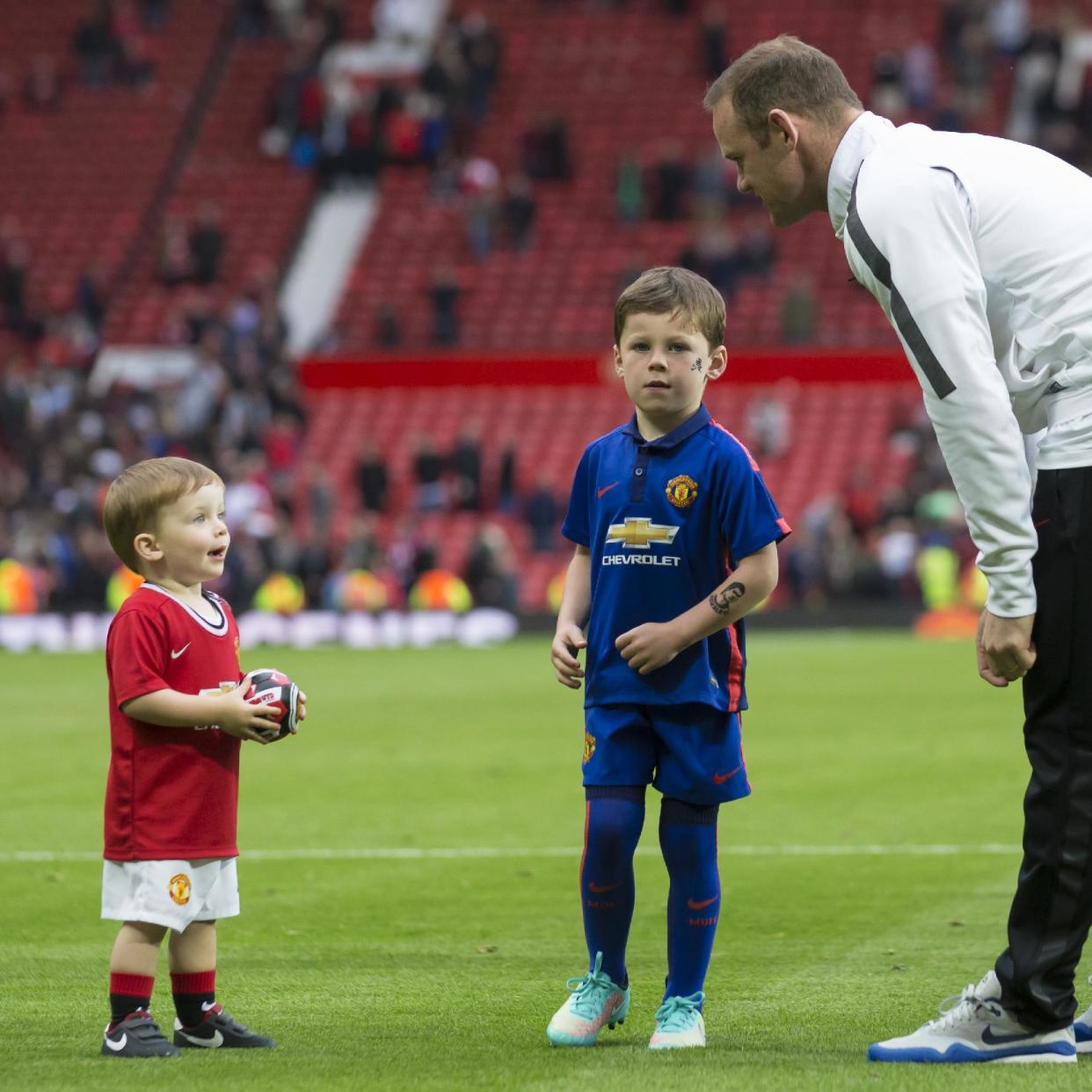 Wayne Rooney, junto a sus hijos Kai y Klay en el Old Trafford del Manchester United. (AP Photo/Jon Super)