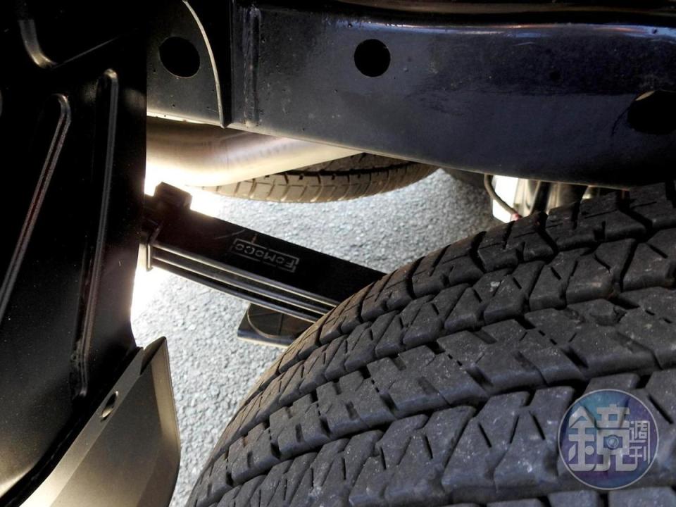 後輪為油壓桿減震筒+葉片式彈簧避震系統，兼具載重與舒適性。