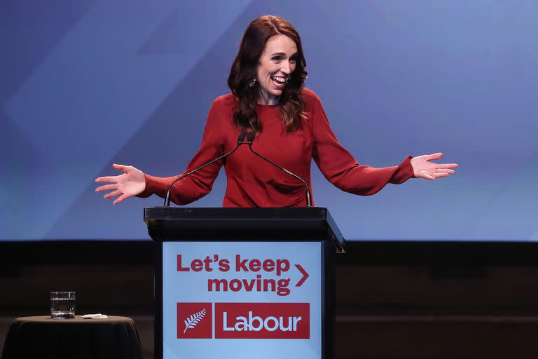 Clarke Gayford con la primera ministra de Nueva Zelanda, Jacinda Ardern, durante el evento de la noche de las elecciones del Partido Laborista de Nueva Zelanda en Auckland