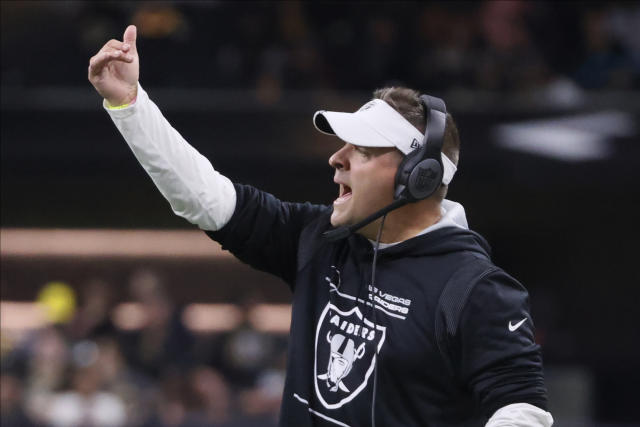 Derek Carr struggling to hit stride as Raiders struggle in McDaniels' scheme