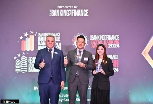 玉山銀行榮獲Asian Banking & Finance年度最佳數位轉型獎及年度最佳顧客體驗獎兩項大獎，由新加坡分行經理李俊謀(中)代表領獎。