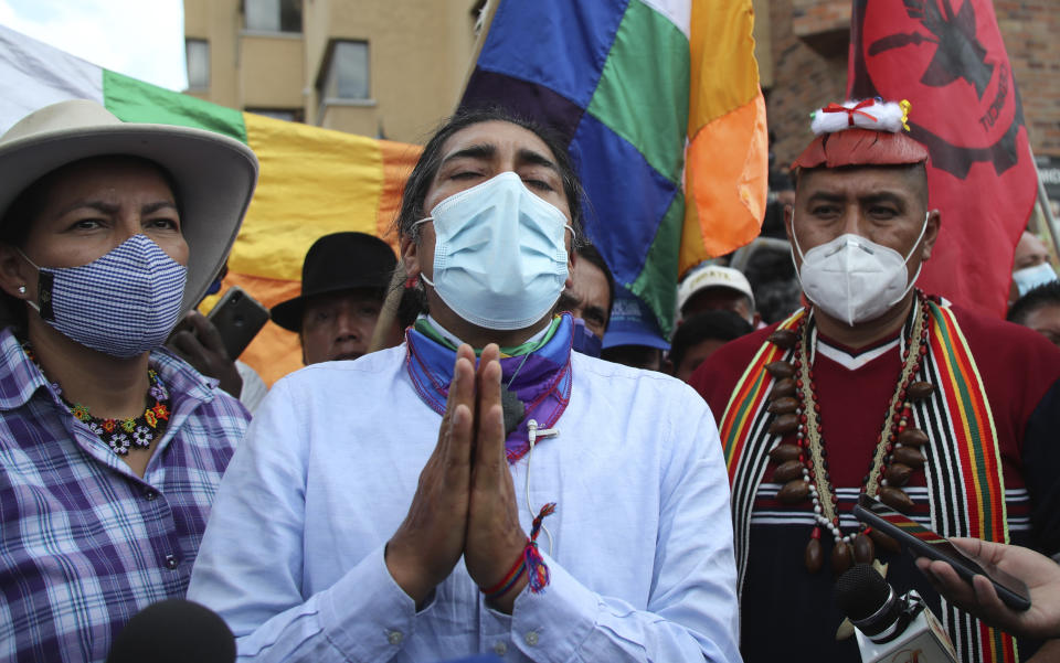 Yaku Pérez, candidato presidencial por el partido político Pachakutik, habla durante una conferencia de prensa frente al Centro de Procesamiento del Consejo Electoral, luego de una reunión con observadores de la OEA, en Quito, Ecuador, el martes 9 de febrero de 2021. (AP Foto/Dolores Ochoa)