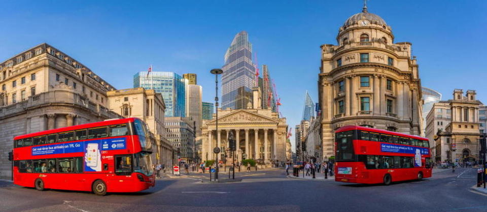 Les Anglophiles peuvent enfin redécouvrir les charmes de Londres, entre intemporels, tels que Buckingham et architecture géorgienne, ambiance des pubs, charme des jardins même en plein hiver, illuminations de Noël, et nouvelles adresses qui montrent que la capitale n’a rien perdu de son dynamisme.
