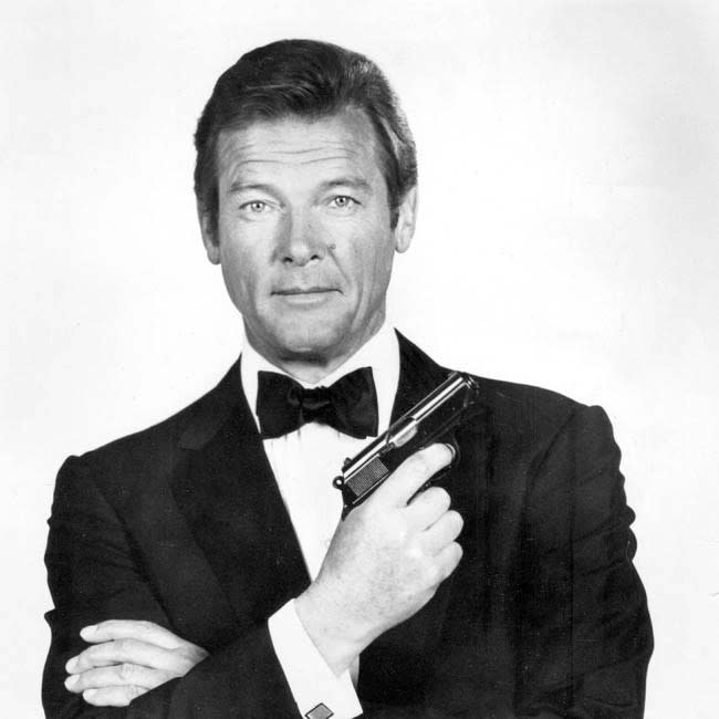 El hijo de Sir Roger Moore dice que el actor estadounidense que interpretaría a James Bond sería 'ridículo' credit:Bang Showbiz