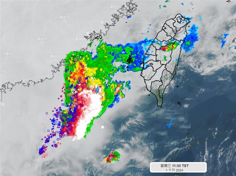 「天氣風險」提醒，目前在台灣海峽南部有一條「線狀對流」發展中，閃電訊號非常活躍，高達每分鐘600次以上。（圖／翻攝自天氣風險）