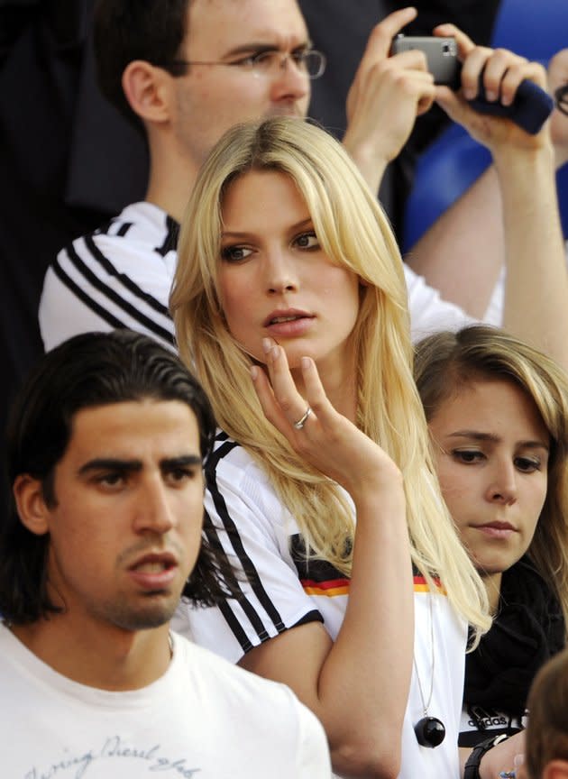 Sarah Brandner, mannequin allemande, partage la vie du milieu de terrain du Bayern Munich, Bastian Schweinsteiger. (AFP)