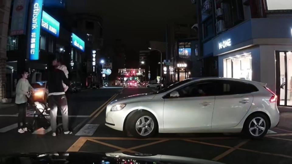 白車在過程中沒將煞車踩死，持續往前衝。（圖／翻攝自「爆料公社」）