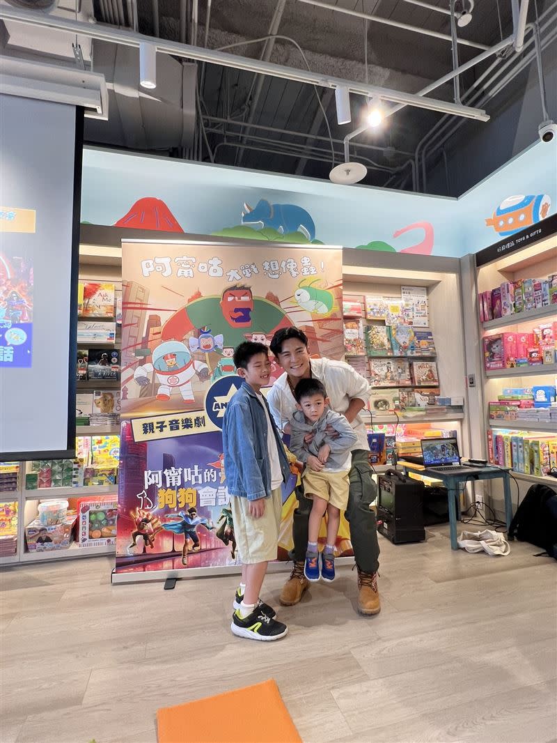 Terry（江振愷）帶8歲和4歲兒子出席「小兒子阿甯咕」系列作品活動。（圖／記者陳穎攝影）