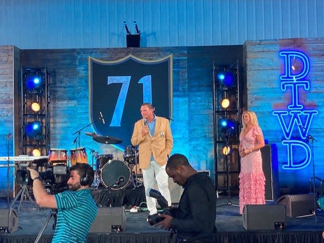 Tony Boselli talks to 300 guests at his Hall of Fame celebration as wife Angi looks on.