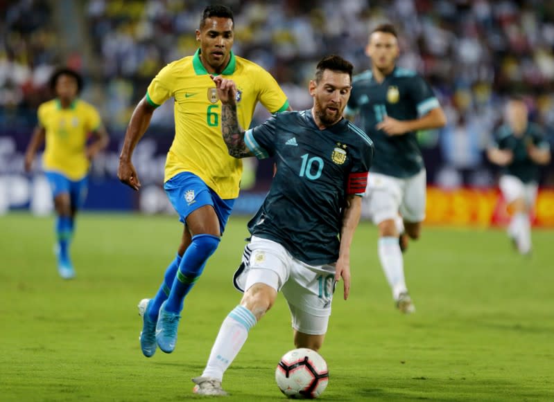 El astro argentino Lionel Messi lleva la pelota frente al brasileño Alex Sandro en una jugada del partido amistoso de fútbol entre Brasil y Argentina en Riad, Arabia Saudita