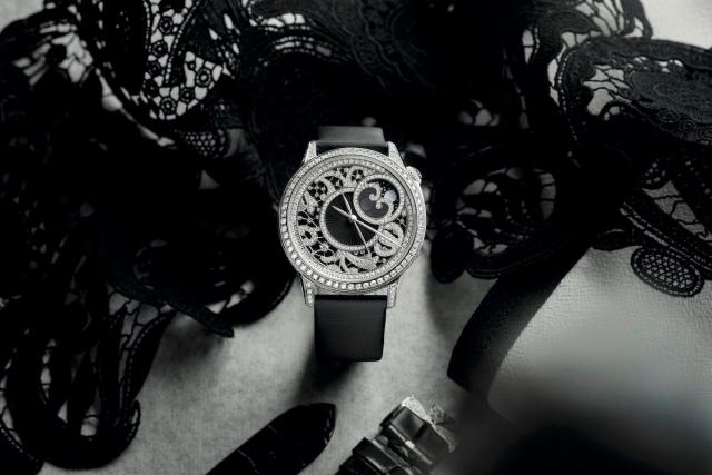 Louis VUITTON Dentelle de Monogram watch with a Diamond-set dial