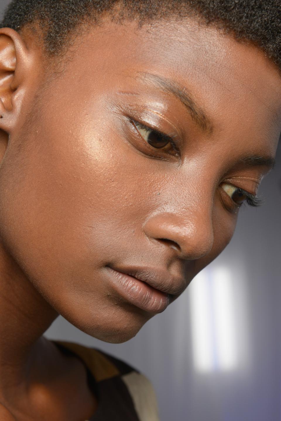 MILAN, ITALY - SEPTEMBER 28:  A model is seen backstage ahead of the Mila Schon show during Milan Fashion Week Spring/Summer 2016  on September 28, 2015 in Milan, Italy.  (Photo by Matteo Valle/Getty Images)