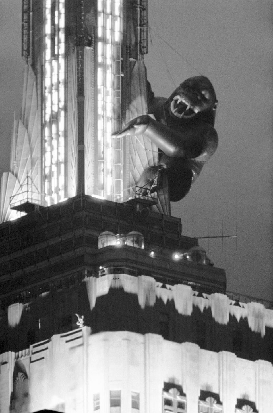 ARCHIVO - El mono King Kong de ocho pisos mira a Manhattan desde el edificio Empire State, el 14 de abril de 1983, en Nueva York. Las películas de la era del cine sonoro de Hollywood han comenzado a entrar en el dominio público públicas. King Kong perderá sus cadenas restantes en 2029. (Foto AP/Ron Frehm, archivo)