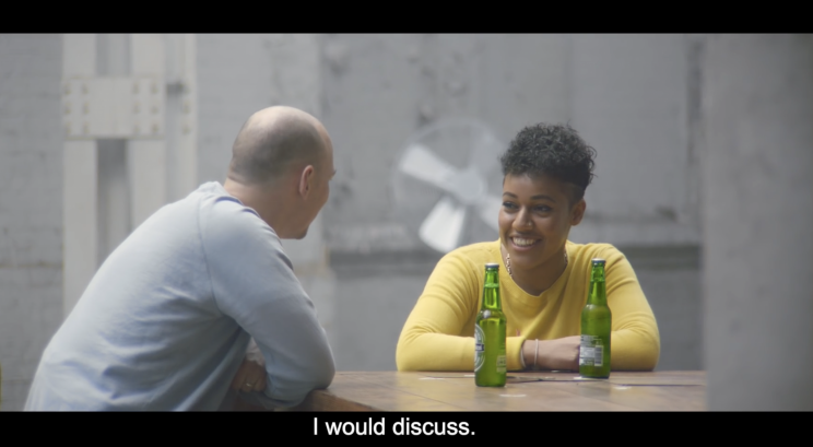 Im Dialog bei einer Flasche Heineken: Ein Neurechter und eine Feministin (Bild: Screenshot © Heineken / YouTube