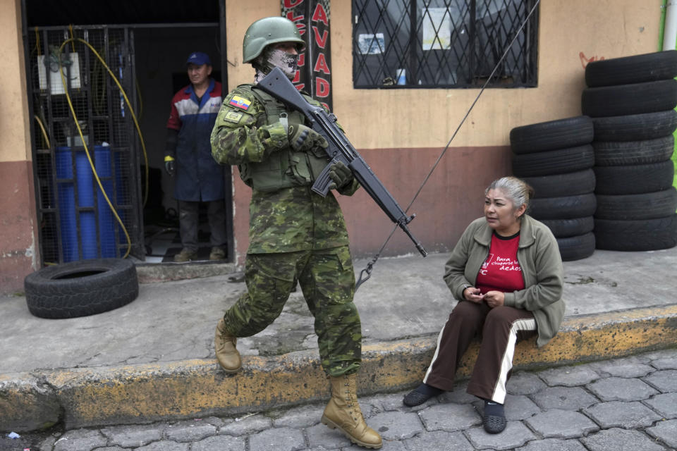 Militares patrullan por una zona residencial del sur de Quito, Ecuador, el viernes 12 de enero de 2024, como secuela a la fuga de dos cabecillas de bandas criminales de prisión. El presidente Daniel Noboa decretó el lunes el estado de emergencia nacional debido a una ola de criminalidad, una medida que permite a las autoridades suspender los derechos de las personas y movilizar a los militares. El gobierno también impuso un toque de queda. (Foto AP/Dolores Ochoa)