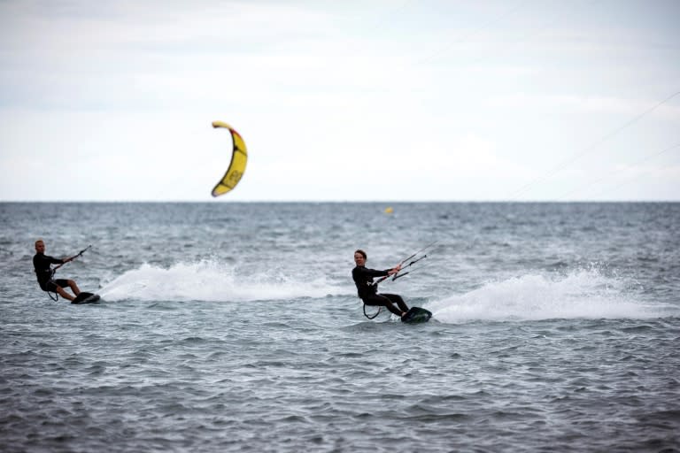 Ein Kitesurfer ist bei einem Unfall vor der Halbinsel Zingst in Mecklenburg-Vorpommern ums Leben gekommen. Der 56-jährige Urlauber wollte am Donnerstag von einem Strand auf dem Festland zum Kitesurfen starten, wobei er in eine Notlage geriet. (Lionel BONAVENTURE)