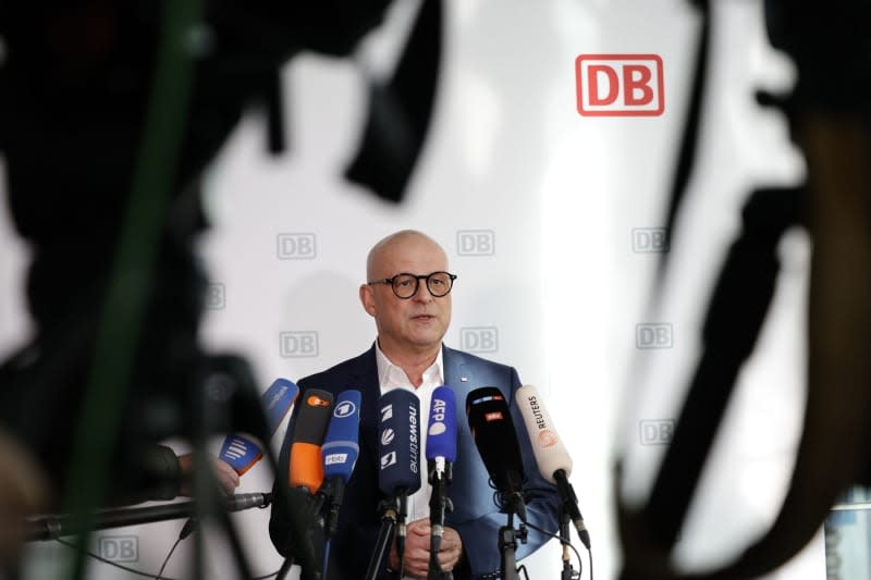 Martin Seeler, Personalvorstand der Deutschen Bahn (DB), spricht auf einer Pressekonferenz mit Reportern über die Einigung mit der GDL im Tarifstreit.  Carsten Kohl/dpa