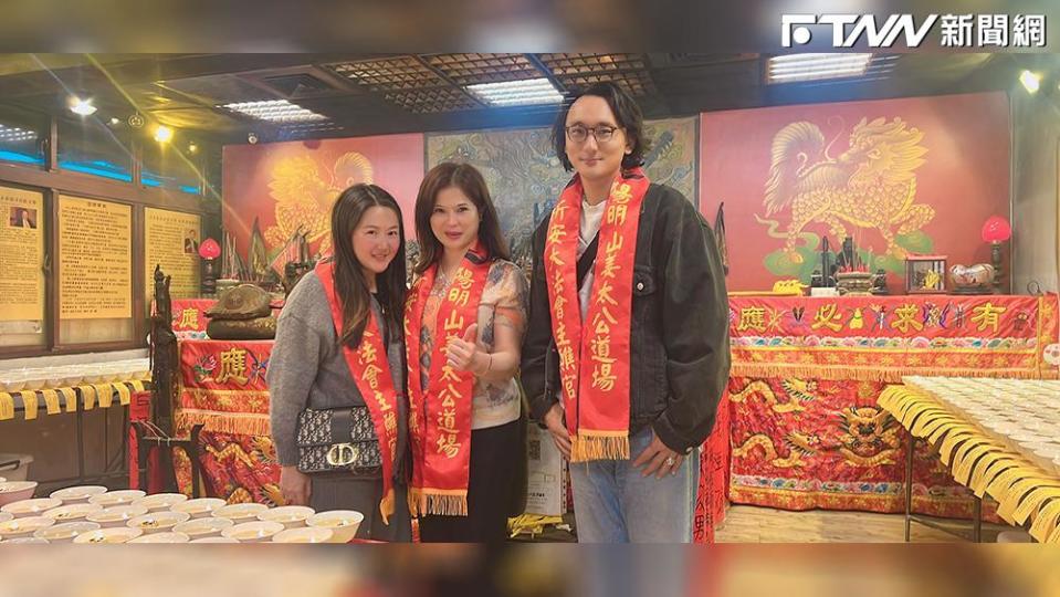 不丹導演巴沃邱寧多傑(右)、賴梵耘(左)夫婦赴道場參加七星燈法會，與道場會長陳桂姍合影。