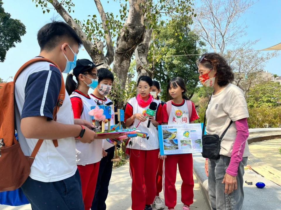 東區大同國小學生帶著設計的AI救生裝置，到竹溪展示成果及為居民解說。（大同國小提供）